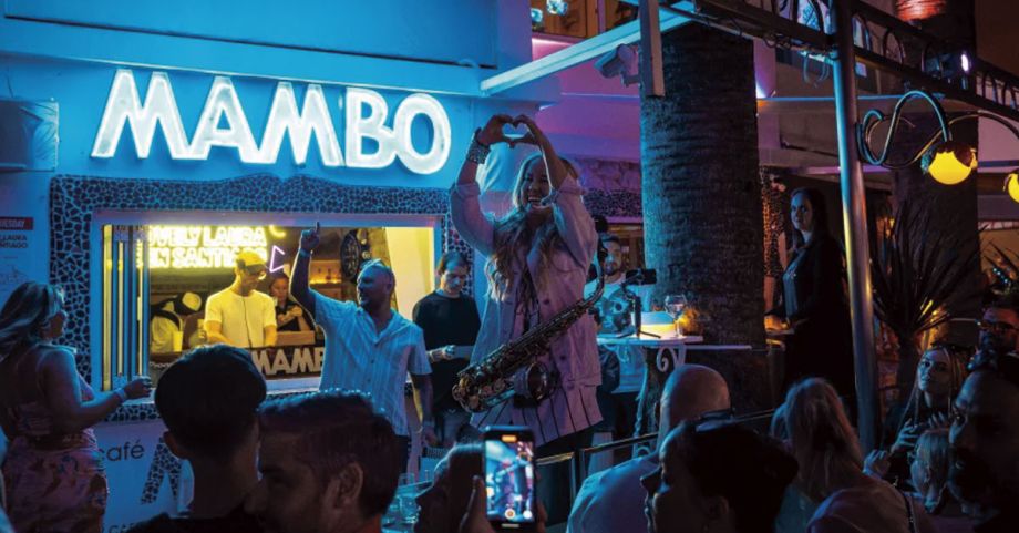 De vuelta en la isla blanca: Laura y Ben Santiago iluminan Mambo 2025